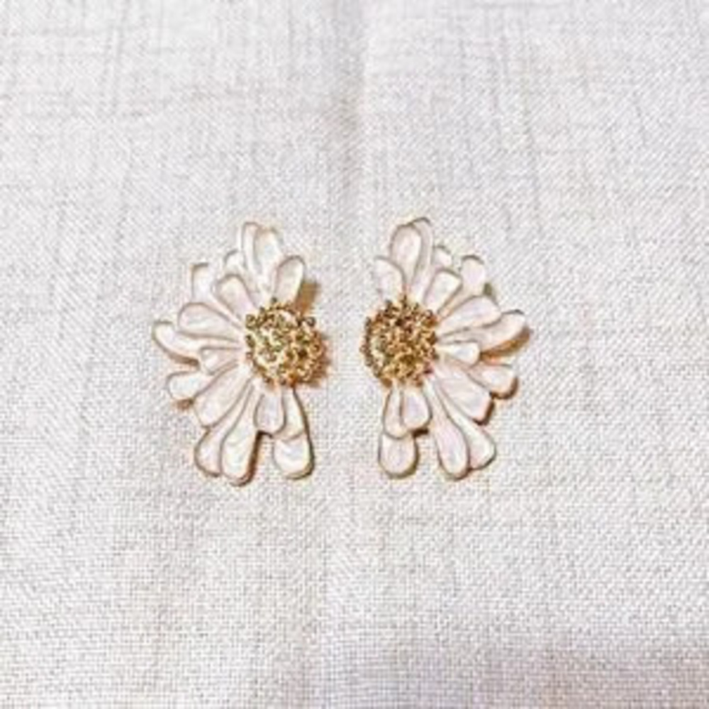 White flower earrings??N149